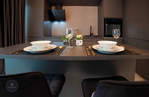 Sector 2 Apartment | Luxury 1BR Duplex Sleeps 4, Near Promenada Mall, 75” TV, Fast WiFi, Sector 2