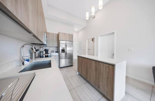 Northeast Miami Apartment | Luxury 1BR in Design District w pool, parking, gymnn