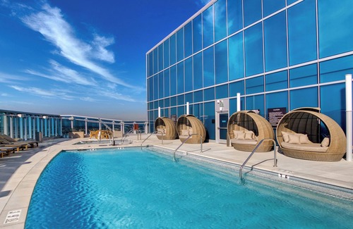 Alamitos Beach Apartment | Luxury 1BR Oceanic Getaway: Includes Parking