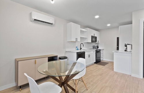 Neartown Apartment | Luxury 1BR Suite in the Heart of Montrose - Minutes from Med Ctr and Downtown