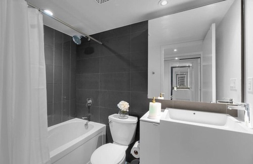 Wellington Place Hotel | Luxury 1BR - Walk to CN Tower - Convention Centre