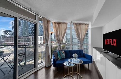 Wellington Place Hotel | Luxury 1BR - Walk to CN Tower - Convention Centre