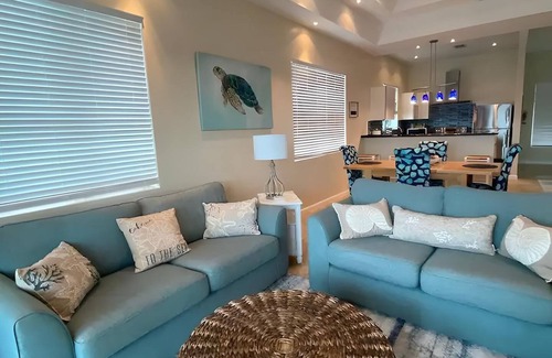 Grand Bahama Yacht Club Condo | Luxury 2/2 Sleeps 6. Grand Bahama Condo w/POOL, Boat Dock plus close to BEACH!