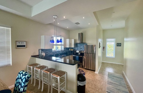 Grand Bahama Yacht Club Condo | Luxury 2/2 Sleeps 6. Grand Bahama Condo w/POOL, Boat Dock plus close to BEACH!