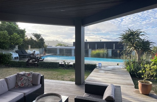 Sumner Apartment | Luxury 2 bdrm Apt w Private Pool located on Scarborough Hill, Sumner