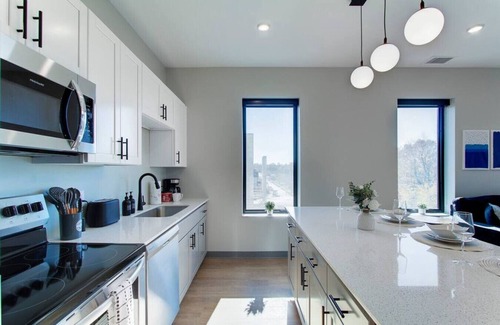 University Circle Apartment | Luxury 2 Bed/2 Bath | CLE Clinic | Free Garage