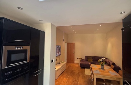 Palmers Green Apartment | Luxury 2-Bed, 2-Bath, Off Street Parking, Terrace and Garden