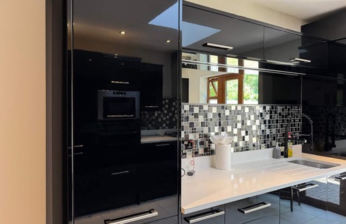 Palmers Green Apartment | Luxury 2-Bed, 2-Bath, Off Street Parking, Terrace and Garden