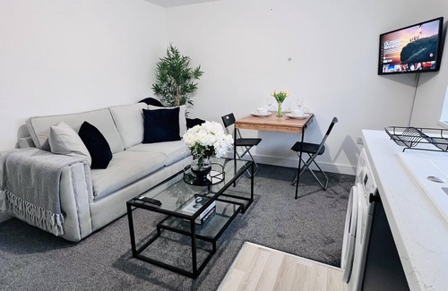 Ainley Top Apartment | Luxury 2-Bed Apartment Lindley Huddersfield