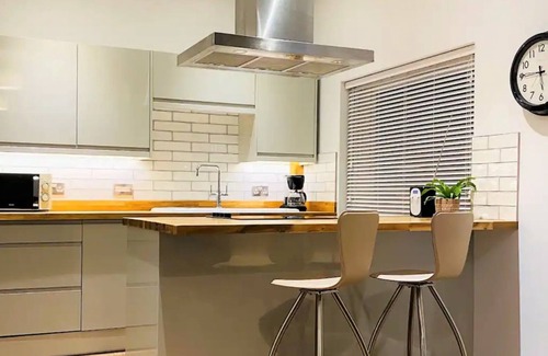 Eaton Apartment | Luxury 2 bed Apartment-Golden Triangle w/Parking