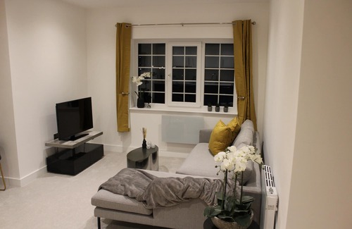 Wainscot Apartment | Luxury 2 Bed Apartment In Rochester
