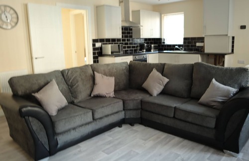 Winshill Apartment | Luxury 2 bed open plan apartment with free internet services