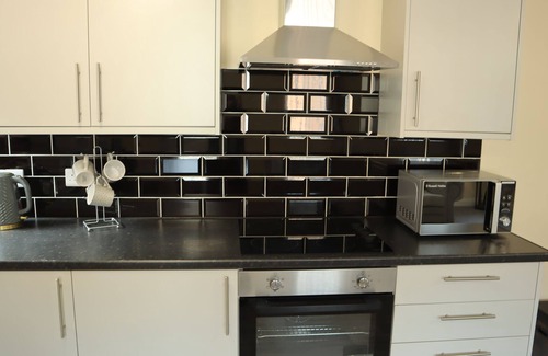 Winshill Apartment | Luxury 2 bed open plan apartment with free internet services