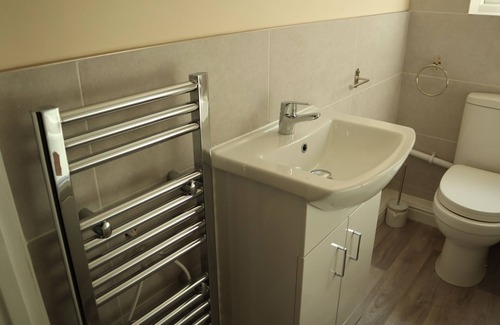 Winshill Apartment | Luxury 2 bed open plan apartment with free internet services