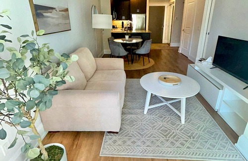 Runnymede Condo | Luxury 2-bed in Bloor West Village - Parking, Pool & steps to subway