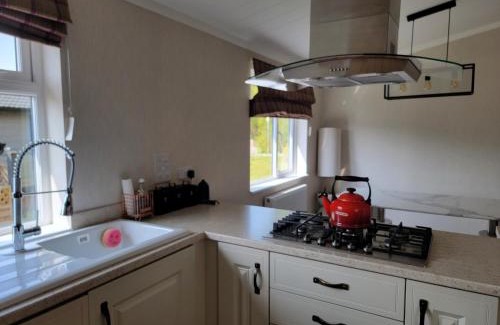 Arnold House | Luxury 2-Bed Lodge in Routh Sleeps 4 with Hot Tub