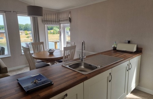 Arnold Cabin | Luxury 2-Bed Lodge in Routh, HotTub & Pet Friendly