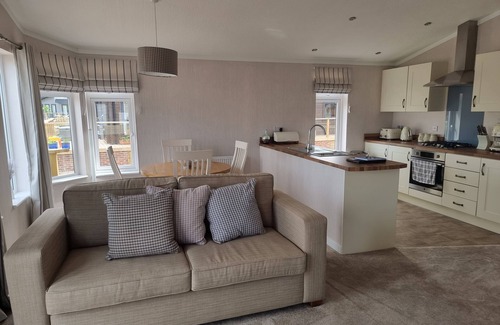 Arnold Cabin | Luxury 2-Bed Lodge in Routh, HotTub & Pet Friendly