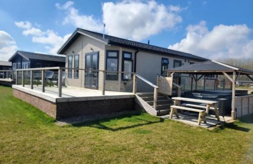 Arnold House | Luxury 2-Bed Lodge in Routh HotTub & Pet Friendly