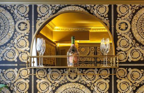 Saffron Walden House | Luxury 2 Bed Manor House With Hot Tub, Cinema Room, Sky TV