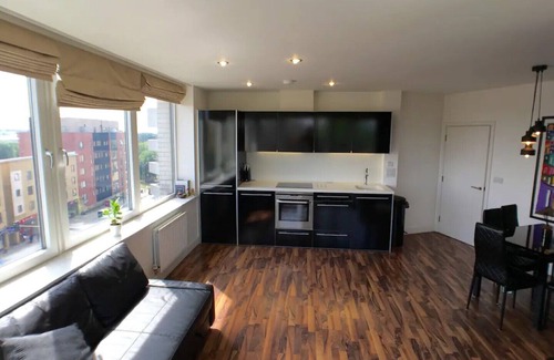 Stonebridge Apartment | Luxury 2 Bed Penthouse Apartment near station