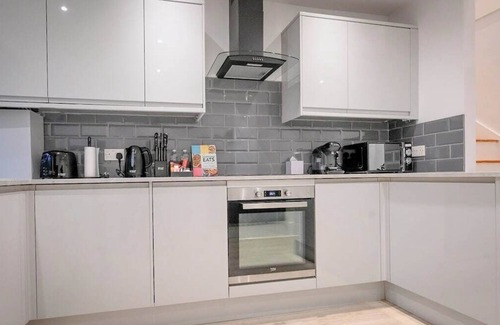 Tottenham Green Apartment | Luxury 2 Bed Split Level Maisonette W/Parking