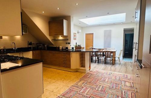 Southampton City Centre House | Luxury 2-bed stay, Rooftop Terrace, Hot tub, By Cruise Terminal, Oxford Street