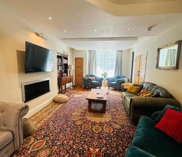 Southampton City Centre House | Luxury 2-bed stay, Rooftop Terrace, Hot tub, By Cruise Terminal, Oxford Street