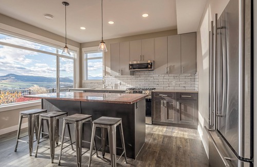 Vernon House | Luxury 2 bed suite just 4 minutes to downtown!