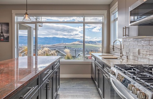 Vernon House | Luxury 2 bed suite just 4 minutes to downtown!