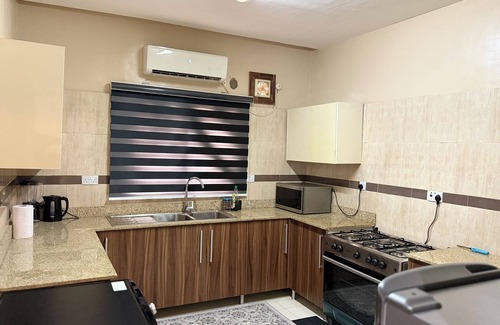 Ibadan House | Luxury 2-bed w 24h light in Kolapo Ishola GRA