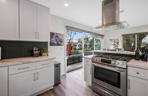 Corona del Mar House | Luxury 2 Bed w/Huge Sun Deck, A/C, fast WiFi, 10 minute walk to Beach
