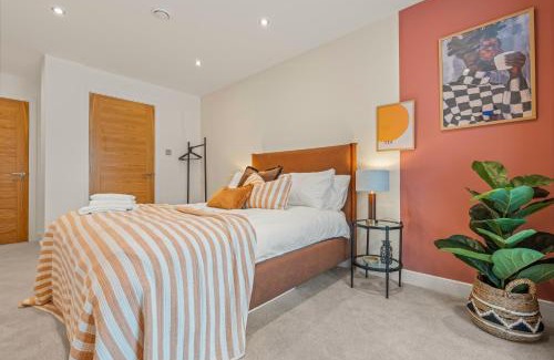 Leeds Apartment | Luxury 2-Bed with Balcony & Secure Parking