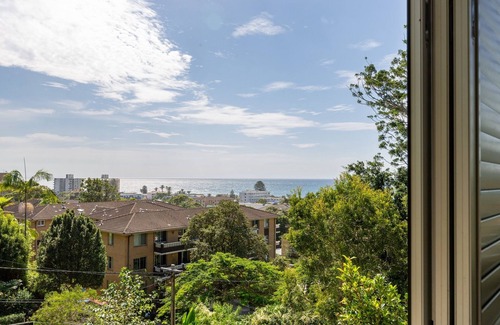 Narrabeen House | Luxury 2-Bed with Ocean Views and Garden