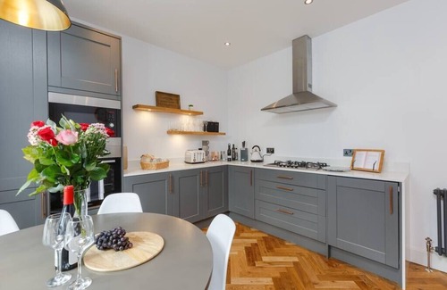 Dollar Apartment | Luxury 2 bedroom 2 bathroom Duplex sleeping up to six