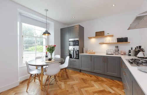 Dollar Apartment | Luxury 2 bedroom 2 bathroom Duplex sleeping up to six