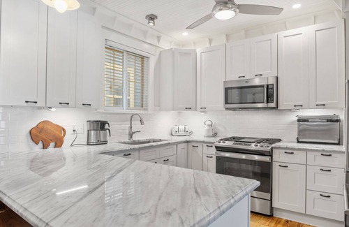 Downtown Buffalo House | Luxury 2 Bedroom 1.5 Bath Town Home/Walk to Elmwood/Garage/EV Charger/AC