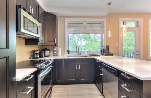 Cote-Des-Neiges—Notre-Dame-De-Grace Apartment | Luxury 2 bedroom/2 Bathrooms/2 balconies/hi-speed wifi/free parking
