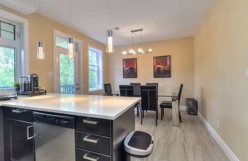 Cote-Des-Neiges—Notre-Dame-De-Grace Apartment | Luxury 2 bedroom/2 Bathrooms/2 balconies/hi-speed wifi/free parking