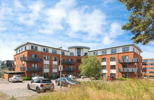 Rushmoor District Apartment | Luxury 2 bedroom, 2 bathroom apartment close to exhibition centre
