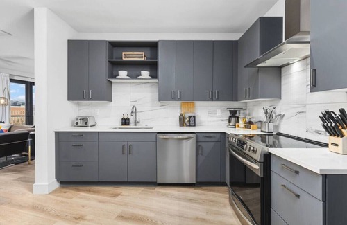 West End Apartment | Luxury 2 Bedroom, 4 Bed with HUGE Wrap Around Patio, Gym + Pool