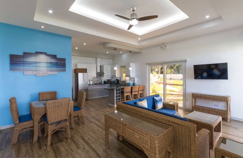 Zamboanguita Villa | Luxury 2-bedroom Beachfront Villa with AC. Discounted long term stay rates