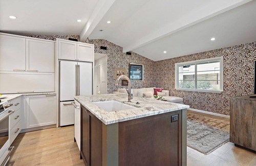 Westfield House | Luxury 2-bedroom Designer Home in Deep Eddy, minutes to Downtown & Lady Lake