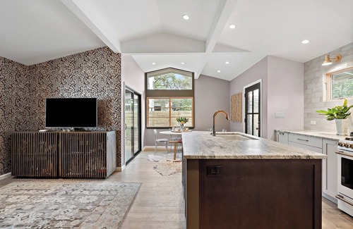 Westfield House | Luxury 2-bedroom Designer Home in Deep Eddy, minutes to Downtown & Lady Lake