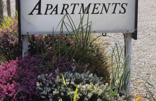 Carbis Bay Apartment | Luxury 2 Bedroom ground floor apartment 10 mins walk from beach.Wifi & desk