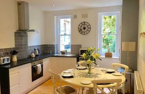 Sheffield Apartment | Luxury 2 bedroom ground floor apartment near Peak District