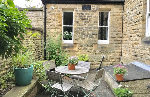 Sheffield Apartment | Luxury 2 bedroom ground floor apartment near Peak District