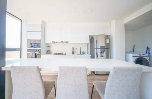 Lalinde Apartment | Luxury 2 Bedroom Highrise Apt: 5 Min from Provenza