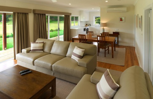 Wollombi Villa | Luxury 2 bedroom house and private pool