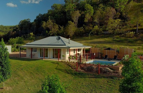 Wollombi Villa | Luxury 2 bedroom house and private pool
